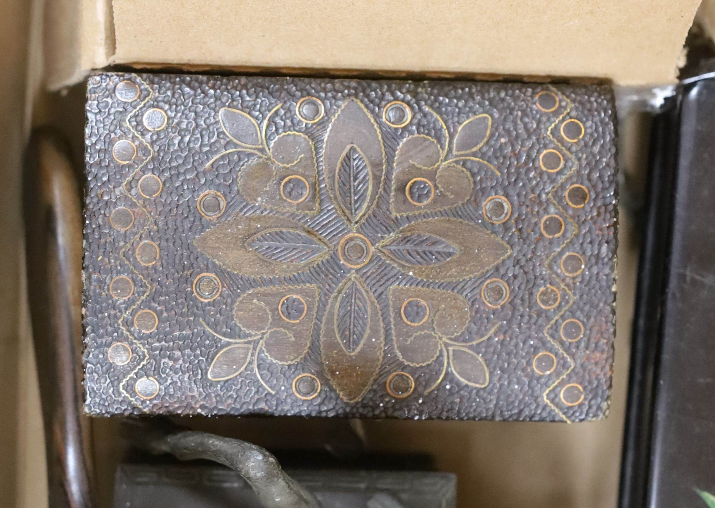 A selection of assorted miscellaneous items, to include an onyx box and lighter and other ornamental curios (1 box)